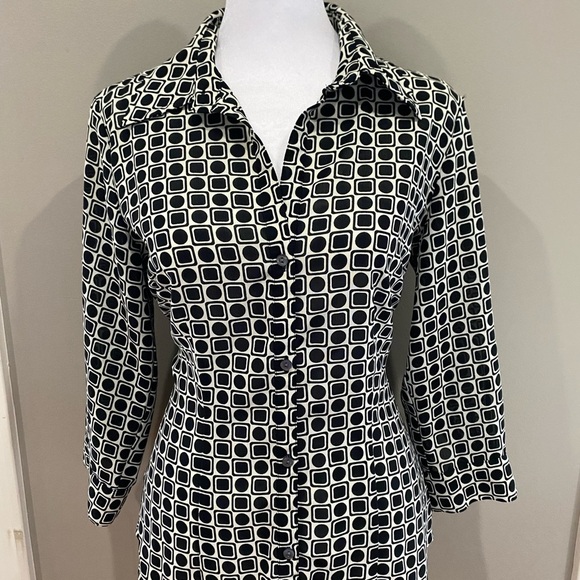 New York & Company Black and White Fitted Button Down Shirt - Picture 1 of 3